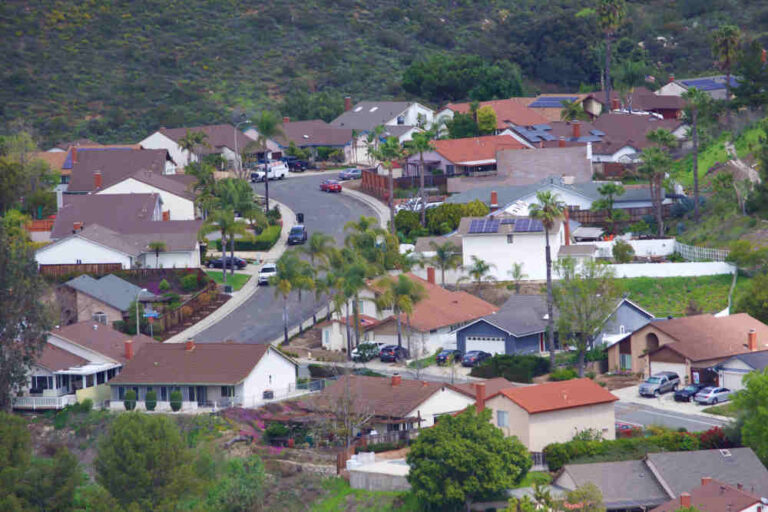 4 Neighbor Disputes: Should You File a Lawsuit?